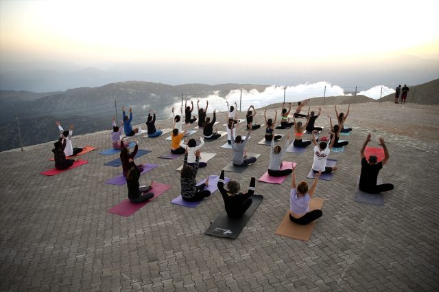 Gün batımında 2365 metre yükseklikte yoga yaptılar