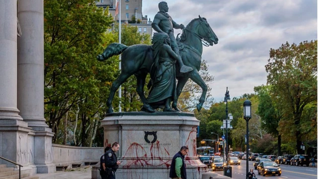New York'ta Doğa Tarihi Müzesi önündeki Roosevelt heykeli kaldırılıyor