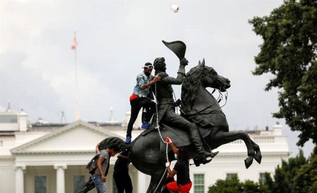 Beyaz Saray'ın önündeki Andrew Jackson heykeli göstericiler tarafından yıkılmak istendi