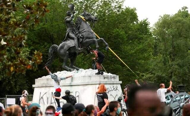 Beyaz Saray'ın önündeki Andrew Jackson heykeli göstericiler tarafından yıkılmak istendi