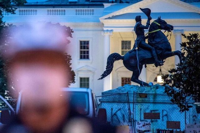 Beyaz Saray'ın önündeki Andrew Jackson heykeli göstericiler tarafından yıkılmak istendi