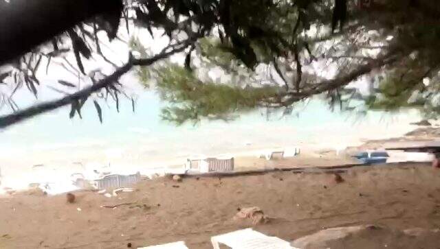 Türkiye'de Güney'in Maldivleri olarak bilinen plajda oluşan hortum şezlongları parçaladı Türkiye'de Güney'in Maldivleri olarak bilinen plajda oluşan hortum şezlongları parçaladı