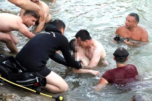 Derede kaybolan Ayberk'in cansız bedenine ulaşıldı! Anne ve babası fenalaştı, dedesi kalp krizi geçirdi Derede kaybolan Ayberk'in cansız bedenine ulaşıldı! Anne ve babası fenalaştı, dedesi kalp krizi geçirdi