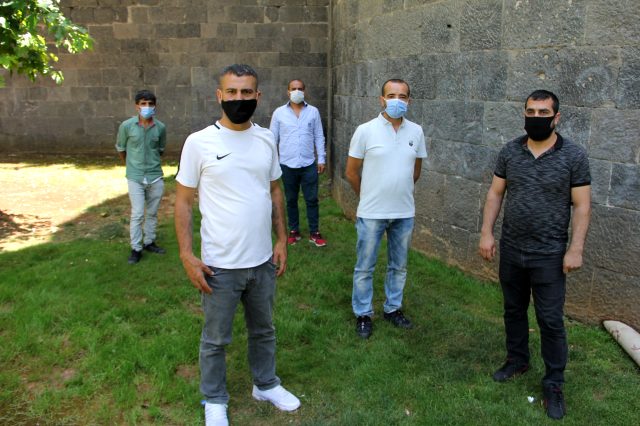 Diyarbakır'da koronavirüs test için hastaneye giden işçiler işten çıkarıldı