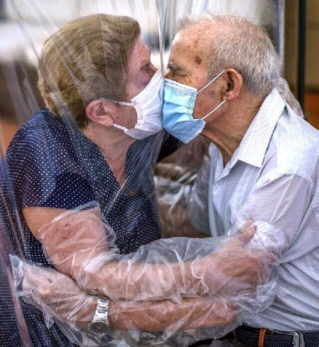 İspanya'da koronavirüsün ayırdığı yaşlı çift 102 gün sonra kavuştu İspanya'da koronavirüsün ayırdığı yaşlı çift 102 gün sonra kavuştu