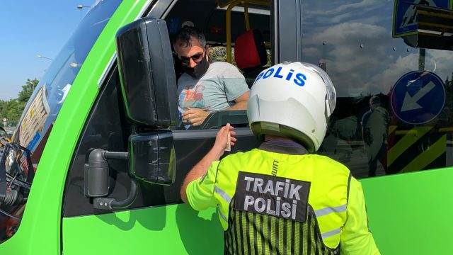 İstanbul'da polisle tıka basa dolu minibüs arasında nefes kesen kovalamaca kamerada