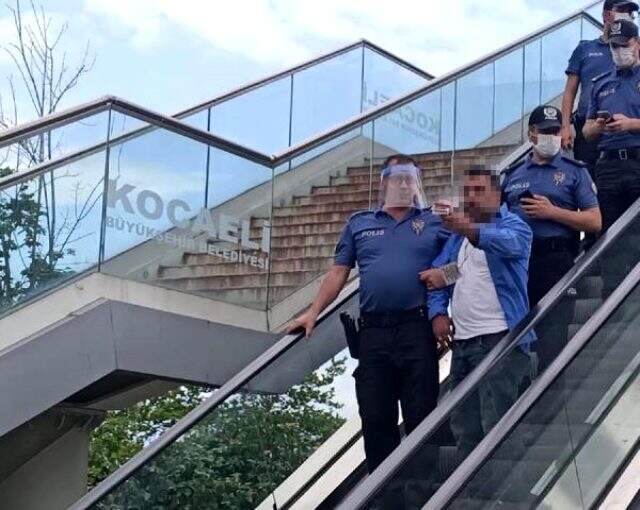 İzmit'te üst geçitte intihara kalkışan adam, para verilince indi İzmit'te üst geçitte intihara kalkışan adam, para verilince indi