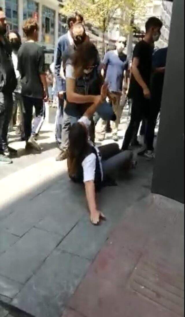 'Maske takın' diye uyaran polise bıçaklı saldırı 'Maske takın' diye uyaran polise bıçaklı saldırı