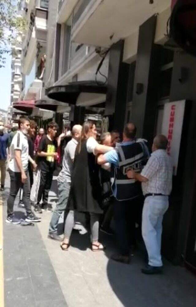 'Maske takın' diye uyaran polise bıçaklı saldırı 'Maske takın' diye uyaran polise bıçaklı saldırı