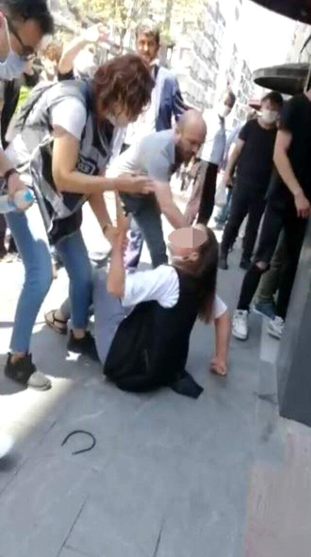 'Maske takın' diye uyaran polise bıçaklı saldırı 'Maske takın' diye uyaran polise bıçaklı saldırı