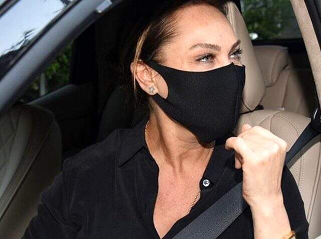 Siyah maske takan Hülya Avşar: Kızım peçelileri gördüğünde bak öcü diyordum