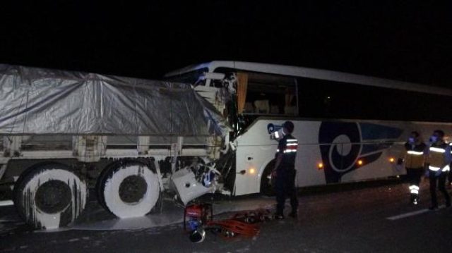 Son dakika: Uşak'ta yolcu otobüsü ile kamyonun çarpıştığı kazada 2 kişi öldü, 18 kişi yaralandı