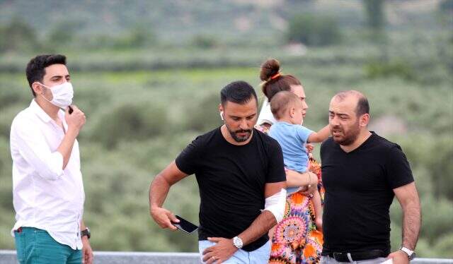 Ünlü şarkıcı Alişan kaza yaptı! Eşi ve çocuğunun da içinde olduğu araç takla attı