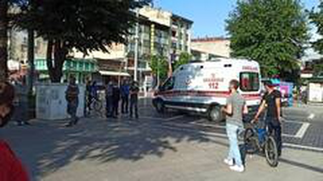 Bankta oturan yaşlı adam kalp krizi geçirdi Bankta oturan yaşlı adam kalp krizi geçirdi