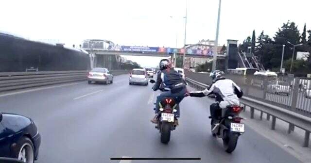 E-5 Karayolu'nda motosikletli magandalar dans edip birbirine tekme attı E-5 Karayolu'nda motosikletli magandalar dans edip birbirine tekme attı