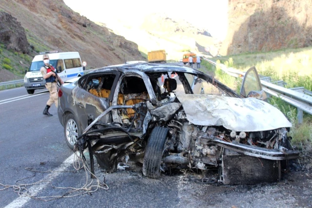 Erzurum'da valiliğe ait resmi araç ile kamyonet kafa kafaya çarpıştı: 2 ölü, 3 yaralı