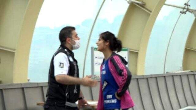 Maskesiz metroya binmek isteyen kadın, ortalığı birbirine kattı