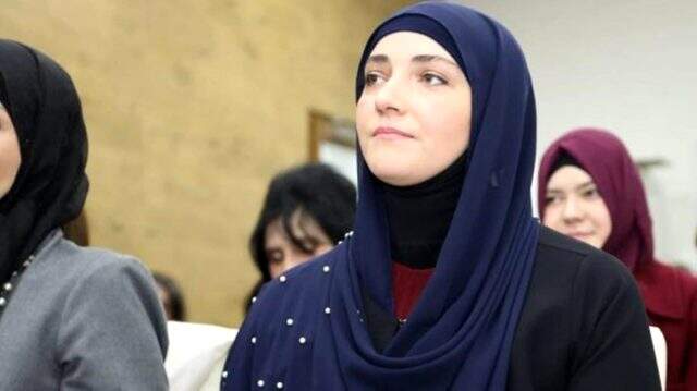 Sırbistan'da ilk kez başörtülü bir kadın milletvekili seçildi