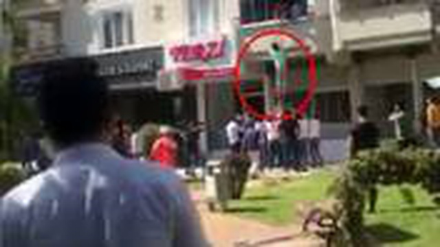 Balkondan düşen kadını çevredekiler kurtardı Balkondan düşen kadını çevredekiler kurtardı