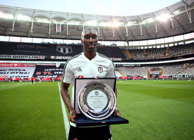 Beşiktaş'la 200. maçına çıkan Atiba, Konyaspor maçı öncesinde plaket aldı