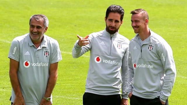 Beşiktaşlı eski yıldız Guti, teknik direktörlüğünü yaptığı Almeria'dan ayrılıyor