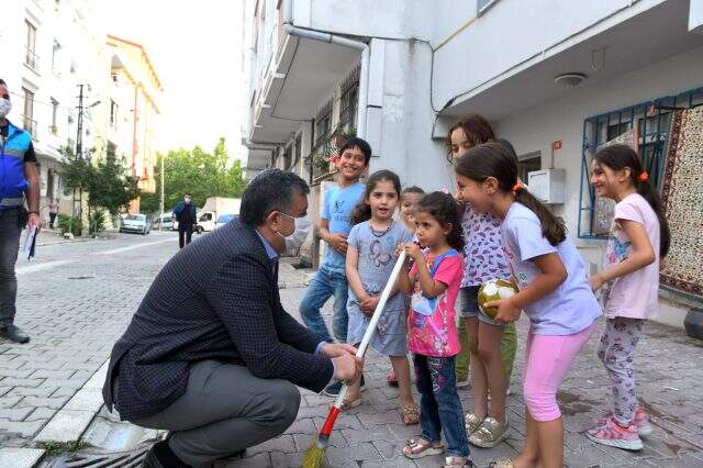 Esenyurt Belediye Başkanı, vatandaşların sorunlarını dinledi, çocuklara oyuncak dağıttı Esenyurt Belediye Başkanı, vatandaşların sorunlarını dinledi, çocuklara oyuncak dağıttı