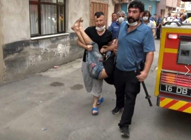 Gece boyunca mahalleliye dehşeti yaşatan şahıs Gece boyunca mahalleliye dehşeti yaşatan şahıs
