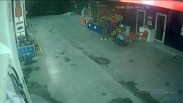 Gündüz melek, gece şeytan Cezaevinde izinli çıktı, gündüz refakatçisi olmayan yaşlılara yardım bahanesiyle yaklaşıp gece ise... Gündüz melek, gece şeytan Cezaevinde izinli çıktı, gündüz refakatçisi olmayan yaşlılara yardım bahanesiyle yaklaşıp gece ise...