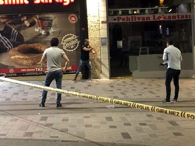 İstiklal Caddesi'nde elinde bıçak olan bir şahıs etrafa saldırdı, cadde kapatıldı