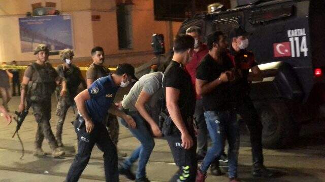 İstiklal Caddesi'nde elindeki bıçakla etrafa saldıran kişi gözaltına alındı