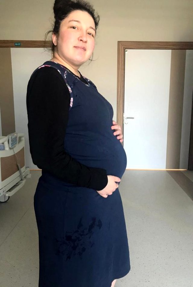 Türkiye'de gerçekleşti: Dünyanın ilk başarılı rahim nakli hastası bebeğini kucağına aldı