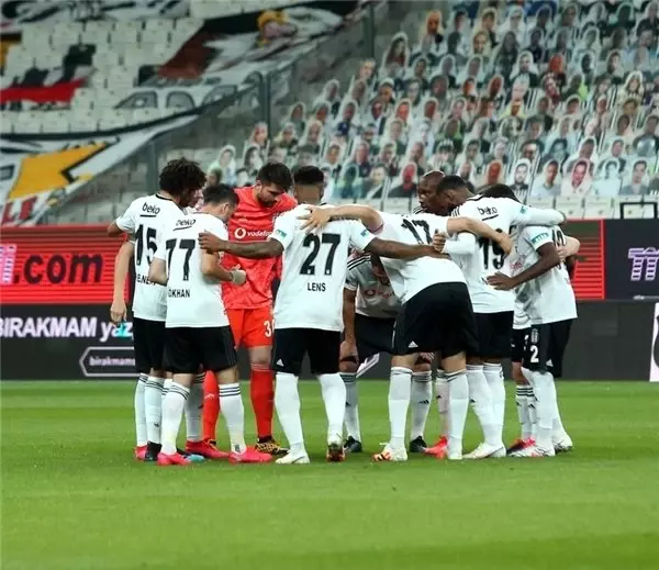 Beşiktaş - Konyaspor maçında Fikret Orman sürprizi! <a class='keyword-sd' href='/vodafone-park/' title='Vodafone Park'>Vodafone Park</a>'ta karton taraftar...