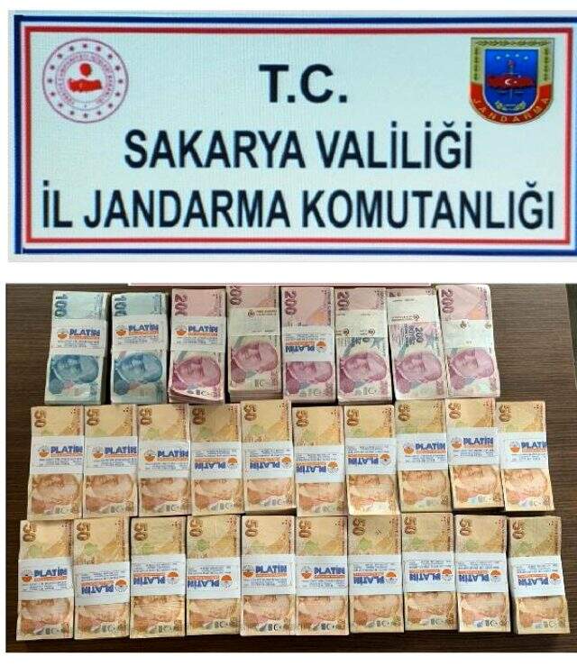 Eşinin dolandırılmaya çalışıldığını anlayan koca karakola gitti, kadın o sırada dolandırıcıya parayı verdi Eşinin dolandırılmaya çalışıldığını anlayan koca karakola gitti, kadın o sırada dolandırıcıya parayı verdi