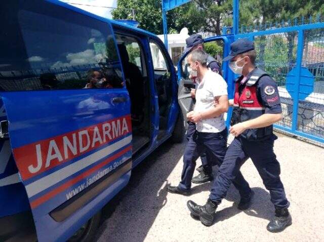 Eşinin dolandırılmaya çalışıldığını anlayan koca karakola gitti, kadın o sırada dolandırıcıya parayı verdi Eşinin dolandırılmaya çalışıldığını anlayan koca karakola gitti, kadın o sırada dolandırıcıya parayı verdi