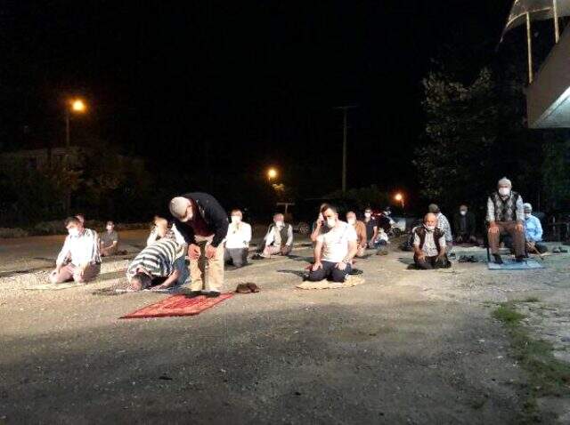 İmama küsen mahalleli, namazı cami yerine kıraathane önünde kıldı İmama küsen mahalleli, namazı cami yerine kıraathane önünde kıldı