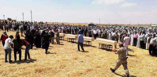 Konya'daki kazada hayatını kaybeden 7 kişi, yan yana defnedildi Konya'daki kazada hayatını kaybeden 7 kişi, yan yana defnedildi
