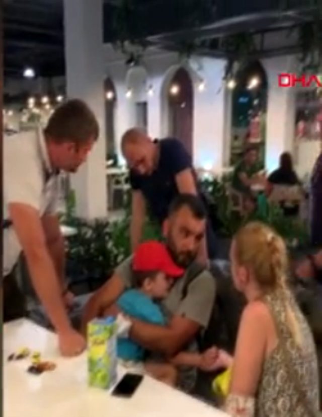 Ukrayna'da çocuğunu görmek isteyen Türk babaya dayak