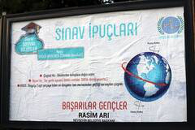 Belediye Başkanı, YKS öncesi billboardlara astırdığı yazılarla öğrencilere tüyo verdi