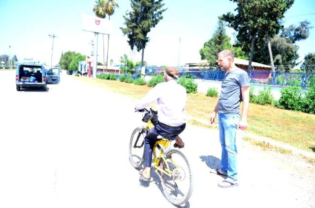 Bisikletten düşme numarası yaparak vatandaşları dolandıran yaşlı adam, kameralara yakalandı