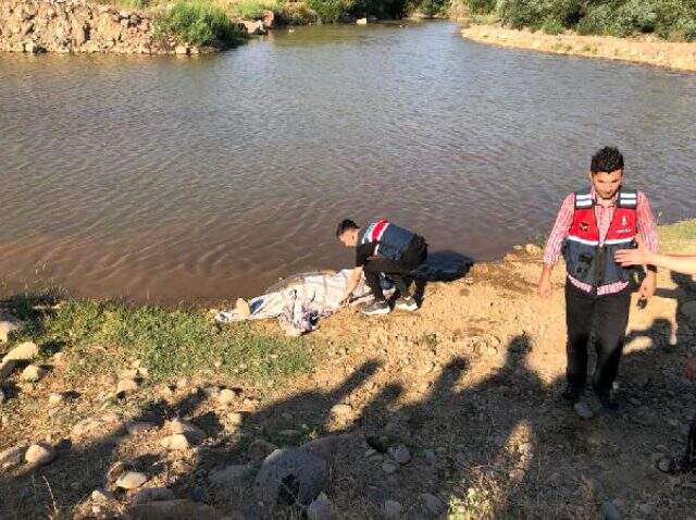 Dereye giren Suriyeli baba ile 2 oğlu boğuldu, yakınları sinir krizi geçirdi Dereye giren Suriyeli baba ile 2 oğlu boğuldu, yakınları sinir krizi geçirdi