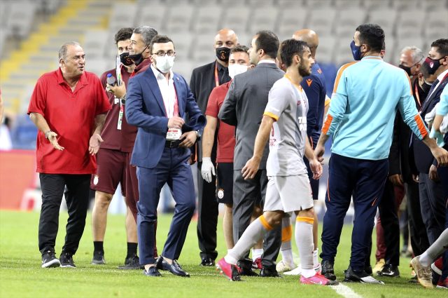 Başakşehir - Galatasaray maçının ardından iki takım saha içinde tartışma yaşadı