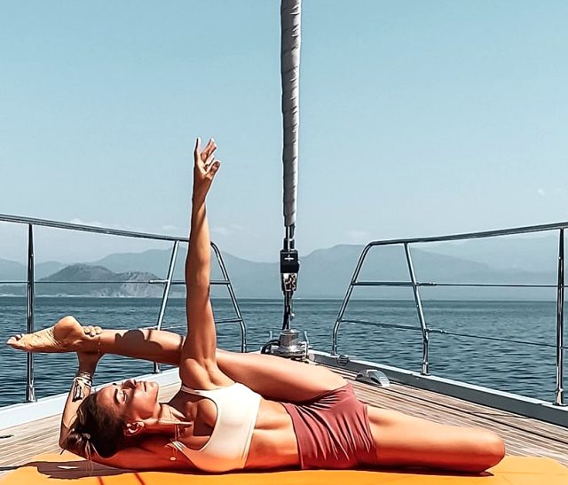 Teknede yoga yapan Zeynep Tokuş, bacak hareketiyle ağızları açık bıraktı