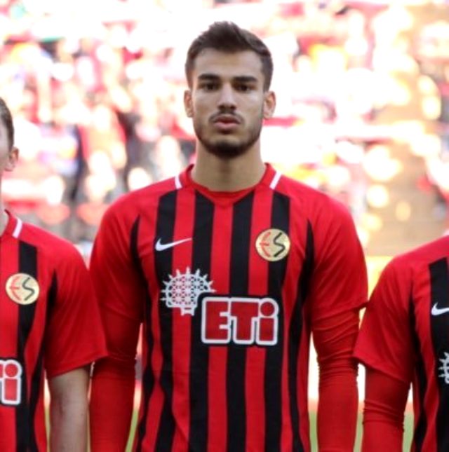 2. Lig'e düşen Eskişehirspor'un genç oyuncusu Mehmet Özcan, Bundesliga ekibi Freiburg'un gündeminde