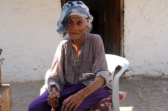 Antalya'da yaşayan asırlık kız kardeşler uzun yaşamlarının sırrını verdi