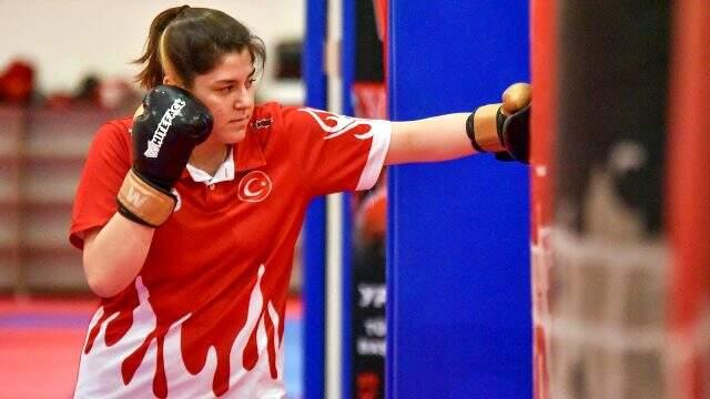 Kilo vermek için muay thai sporuna başlayan Zehra Nur Kamaç, Türkiye ve gençler dünya şampiyonluğu kazandı