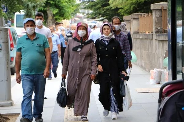 Tokat'ta cenaze ve nişan törenlerine katılan 75 kişi koronavirüse yakalandı