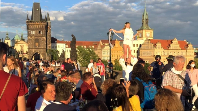 Çekler, Prag sokaklarında 'koronavirüse veda' partisi yaptı