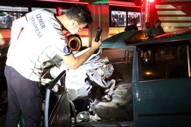 İzmir'de trafik kazası: 1ölü, 5 yaralı