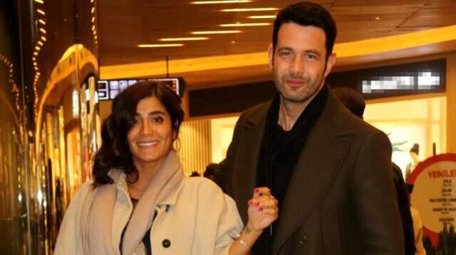 Ünlü şarkıcı Keremcem ve sevgilisi Gazal, AVM'de objektiflere yansıdı