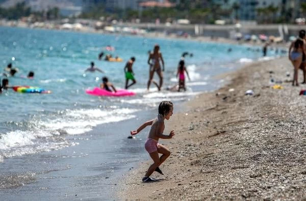 Antalya'da sıcaktan bunalanlar, sahile koştu